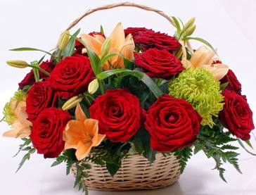 Sepette 5 adet k�rm�z� g�l ve k�r �i�ekleri  Ankara �i�ek g�nderme sitemiz g�venlidir  