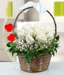 Sepet içerisinde 7 adet beyaz gül  Ankara çiçek siparişi sitesi 
