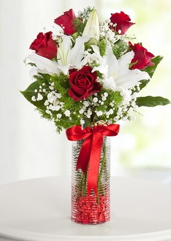 Vazoda Muhte�em Ahenk 2 lilyum 5 k�rm�z� g�l  Ankara �i�ek g�nderme sitemiz g�venlidir 